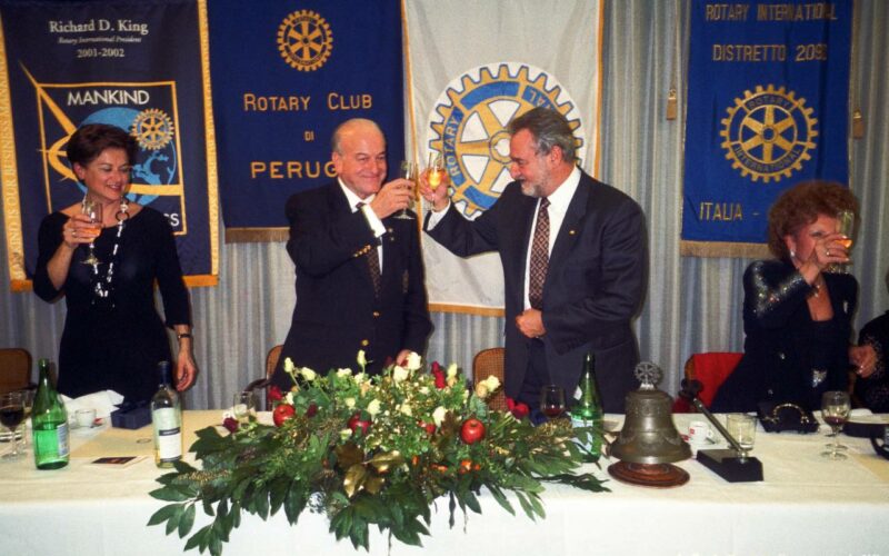  Conviviale Plaza Festa Auguri ospite Gov.Marrollo 19 dicembre 2001- Presidente Fantozzi