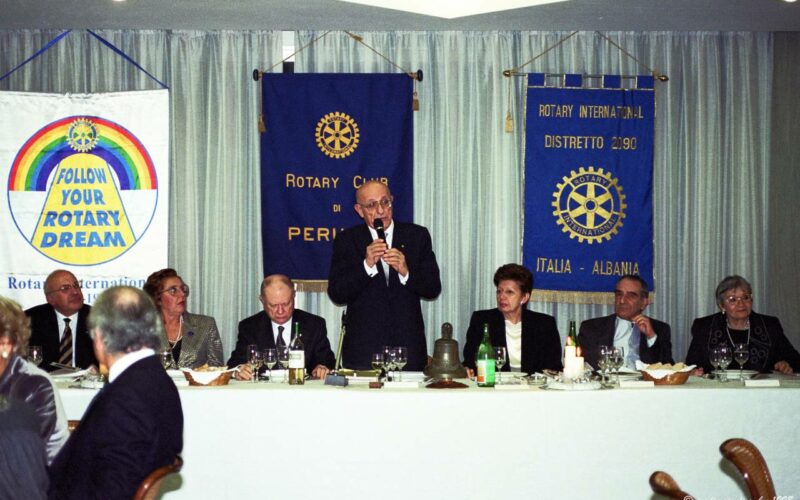  Conviviale Plaza 15 dicembre 1998 ospite Gov.Serafini- Presidente Cagini