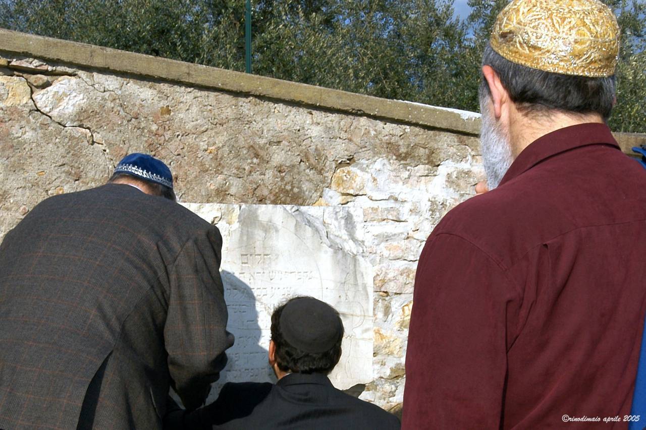 rdm ©rinodimaio-R.C.PERUGIA - Inaugurazione restauro Cimitero Ebraico 13 aprile 2005 -n.35