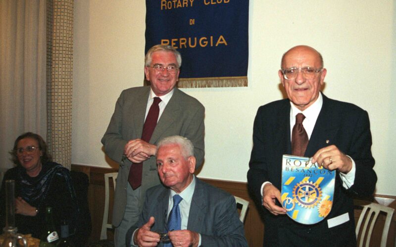  Conviviale Rosetta con ospiti rotariani Becancon 29 aprile 2000- Presidente Cagini